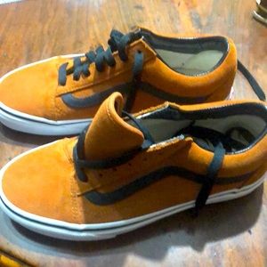 Vans off the wall. Men’s size 6, women’s 7.5. Never worn